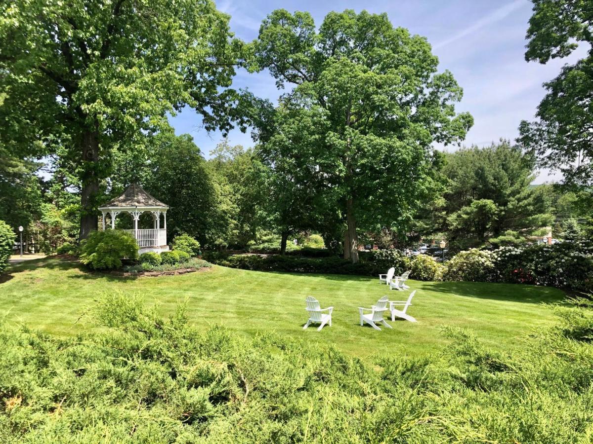 The Simsbury Inn Exterior foto